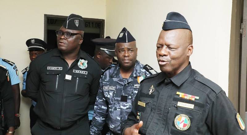 Le Dga/Csp en compagnie du directeur des unités d’intervention et du préfet de police d’Abidjan. (Ph: DGPN)