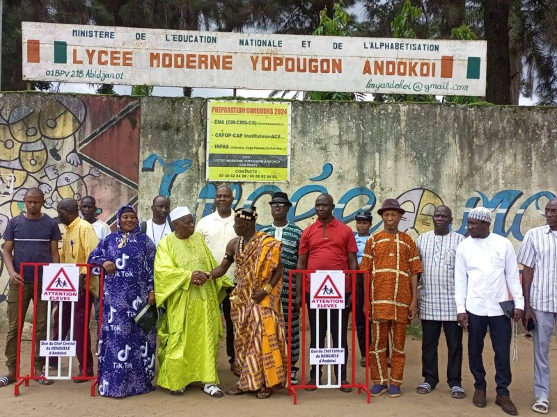 : A travers ce geste, le Chef Central du Denguélé à Yopougon Andokoi entend contribuer à la protection des usagers vulnérables dans son quartier. (Photo DR)