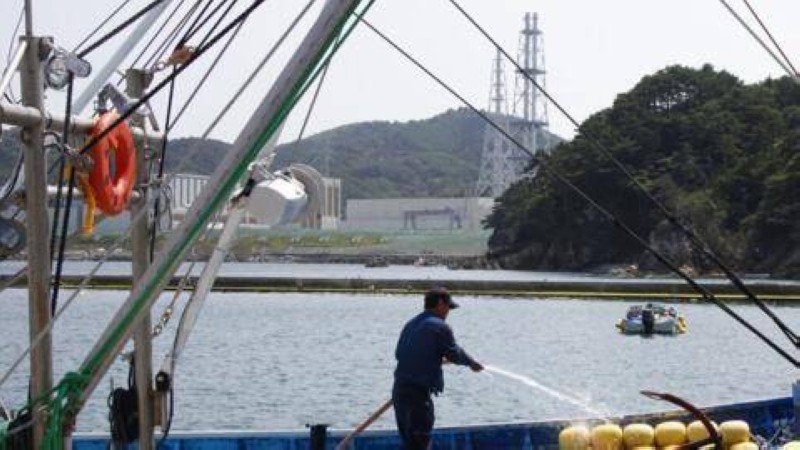 Un pêcheur près de la centrale nucléaire d'Onagawa, non loin de Fukushima, le 31 juillet 2012. AP - Koji Sasahara
