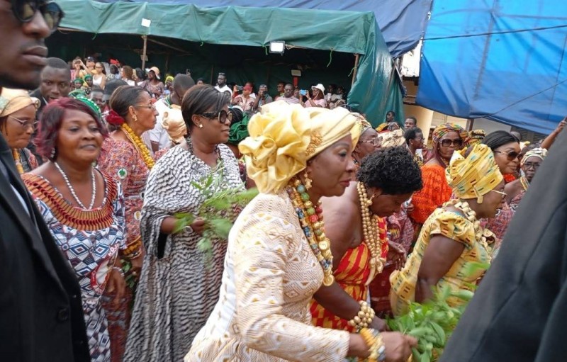 La desormais Akouba Kandia Camara faite femme N'Zima,exulte des pas de danse au rythme de l'Abissa.