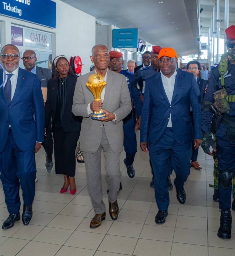 Le Général Abdoulaye Coulibaly a présenté le trophée à tous le personnel de l'Aéria. (DR) 