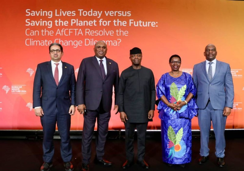 FR: De gauche à droite : M. Haytham Elmaayergi, Vice-Président Exécutif, Banque Mondiale du Commerce chez Afreximbank ; S.E. Prof. Benedict Oramah, Président et Président du Conseil d'Administration d'Afreximbank ; Professeur Yemi Osinbajo, SAN, GCON, ancien Vice-Président de la République Fédérale du Nigeria ; S.E. Monique Nsanzabaganwa, Ph.D., Vice-Présidente de la Commission de l'Union Africaine ; et M. Denys Denya, Premier Vice-Président Exécutif, Afreximbank.