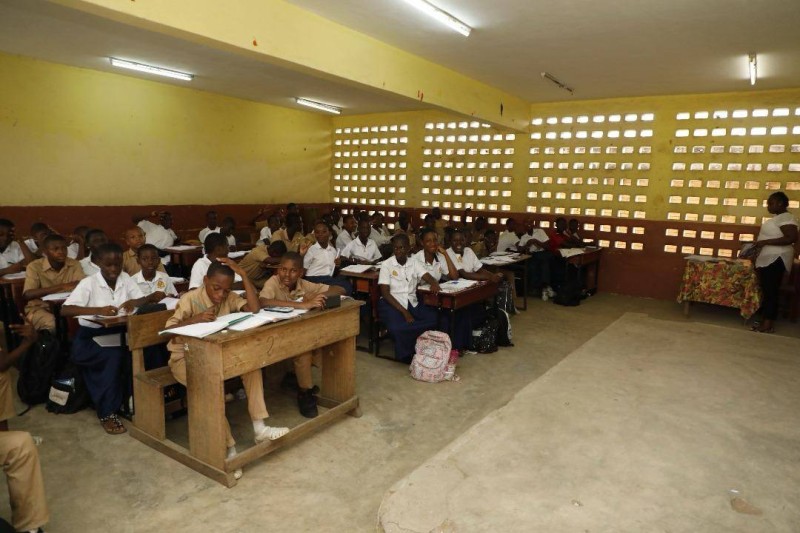 Des images des salles classes et du lycée moderne d'Angré