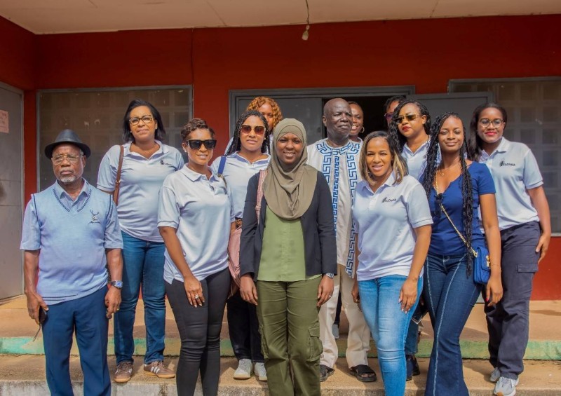 Des membres autour de la présidente de YELENBA Women in Action, Aissata Sidibé N'DIA
