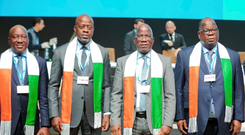 De la gauche vers la droite, Alain-Richard Donwahi (président de la Cop15), les ministres Jacques Assahoré Konan et Laurent Tchagba
