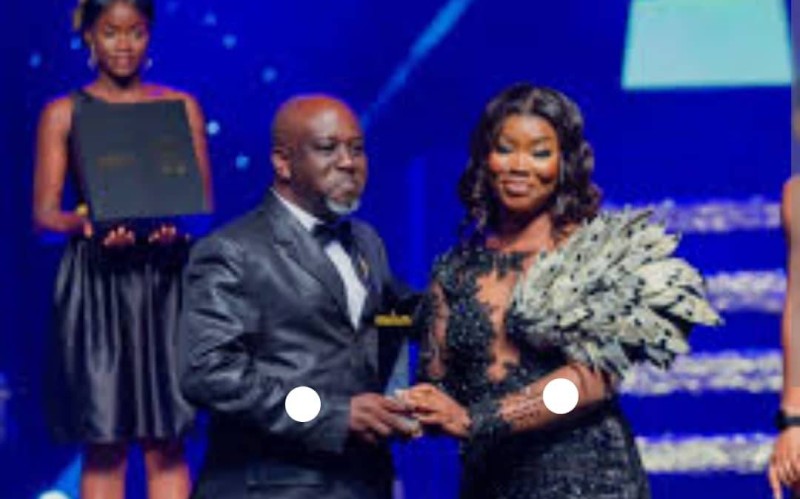 Roseline Layo recevant son prix