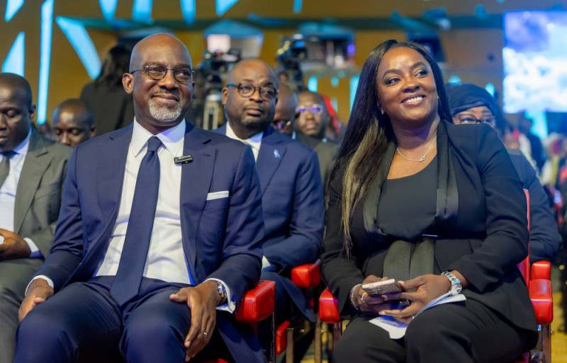 Parrain de l’évènement, Paul Harry Aithnard, Directeur général de Ecobank Côte d’ivoire et la Commissaire générale du Salon. (DR)