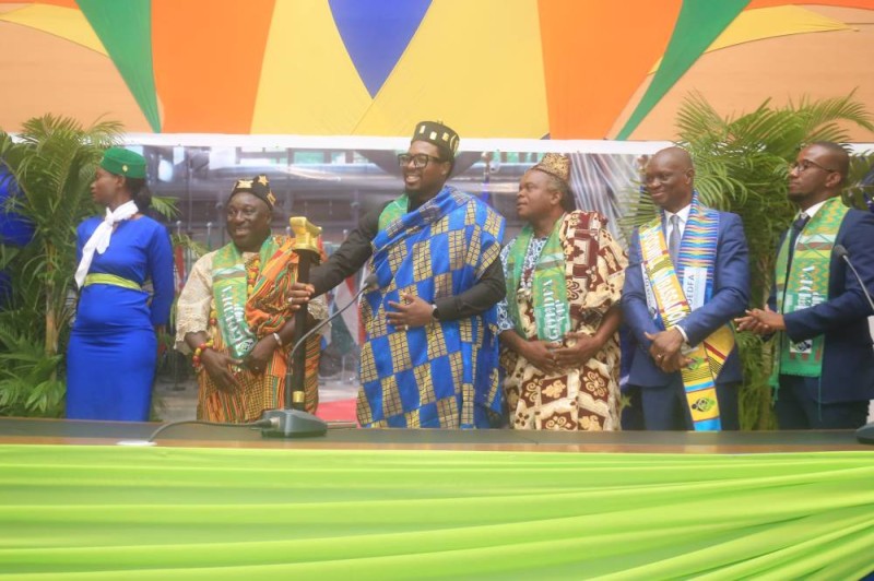 SEM Ali N’Dao représentant de Goedfa Afrique habillé par les chefs traditionnels ivoiriens. (DR)