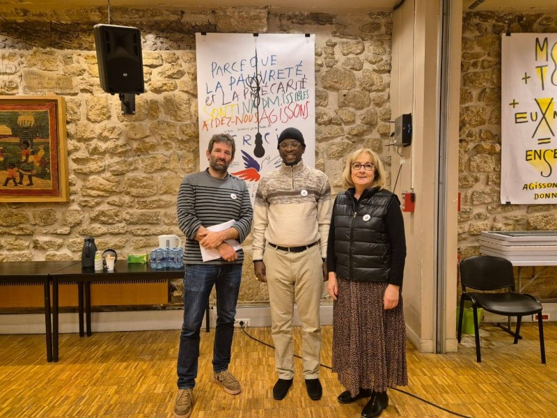 Le président de Béré Secours (au centre) heureux des échanges (photo DR)