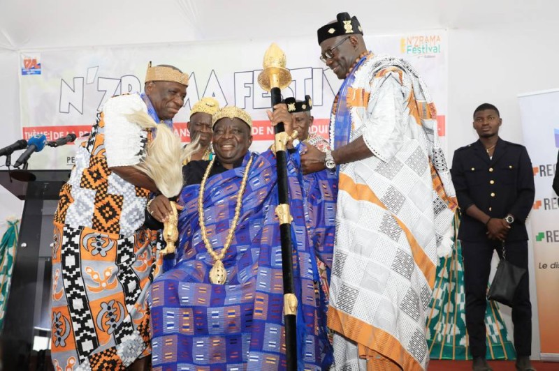 Le ministre d'Etat, Adjoumani Kouassi intronisé prince des Gbomi (Photo Bosson Honoré)