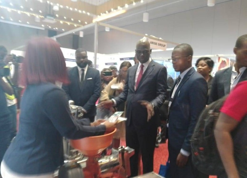 Le directeur général de l'industrie visitant les stands. (DR)
