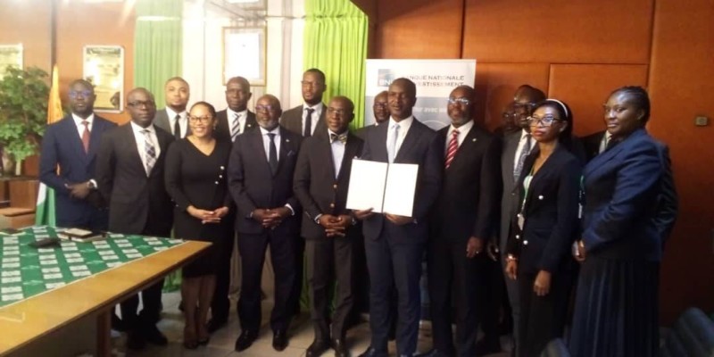 Toute l'équipe de la direction heureuse de recevoir son attestation de conformité (Photo DR)