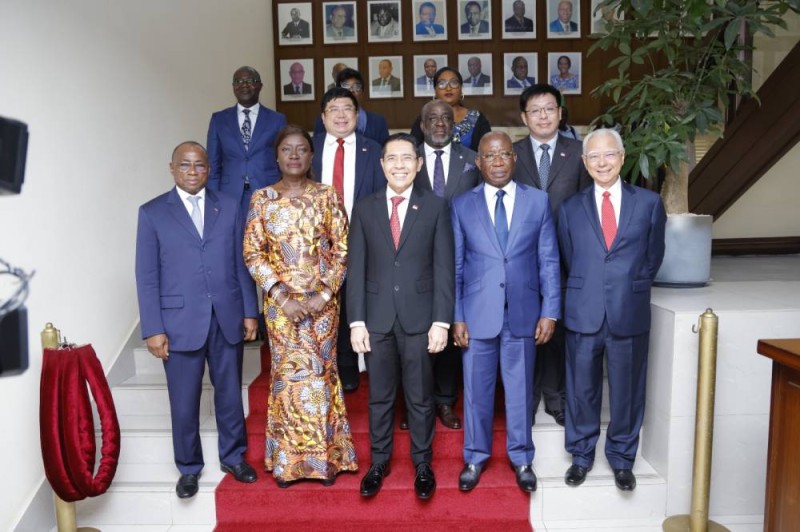 Cette séance de travail s’est  déroulée en présence des membres du gouvernement, Mariatou Kone, ministre de l'Education Nationale et de l'Alphabétisation et N’Guessan Koffi , ministre de l'Enseignement Technique, de la Formation Professionnelle et de l'Apprentissage. (DR)