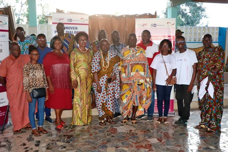 Nanan Otron Jean-Baptiste, chef du village de Samo, entouré de quelques invités. (DR)