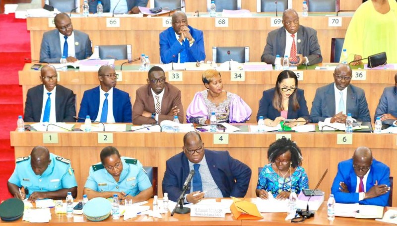 Le ministre Laurent Tchagba à l'Assemblée nationale