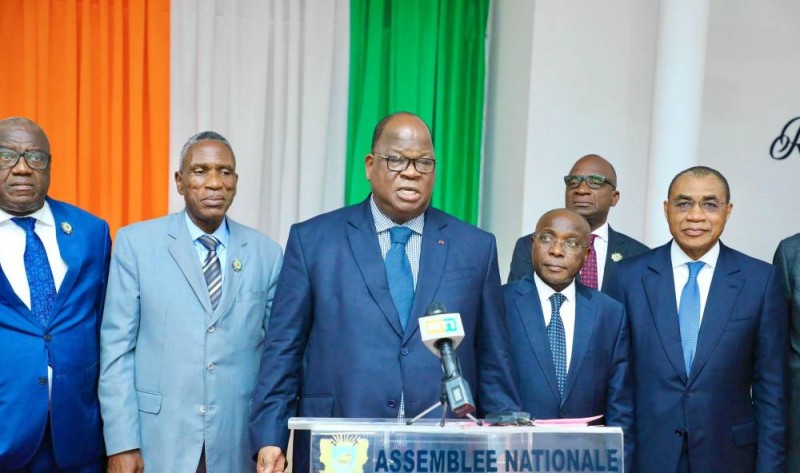 Le ministre Laurent Tchagba  s'adressant à la presse