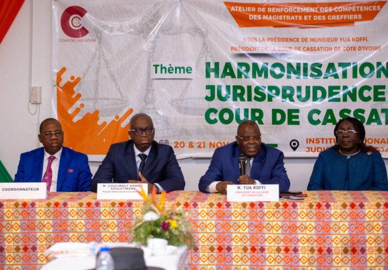 Yua  Koffi, président de la Cour suprême (au micro). (DR)