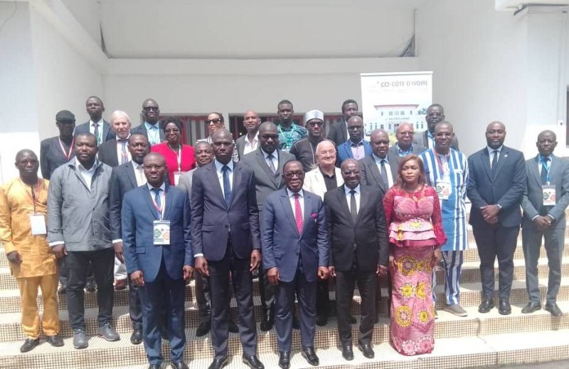 Le président du Cesec Dr Aka Aouélé et les participants du Colloque