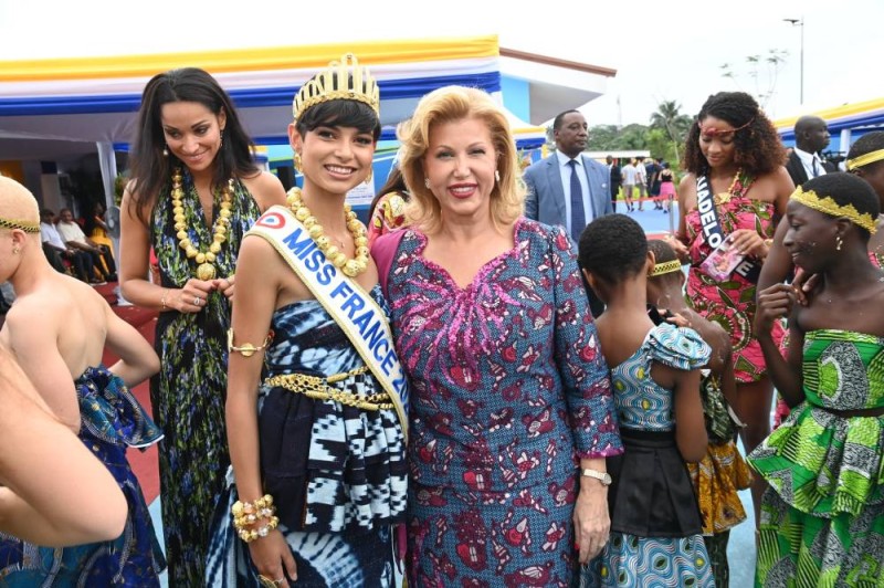 Vêtue de pagne baoulé, et ornée de parures de ce peuple issu du centre de la Côte d’Ivoire, Mlle Eve Gilles tenait sur sa tête une couronne de reine en pays Akan. (DR)