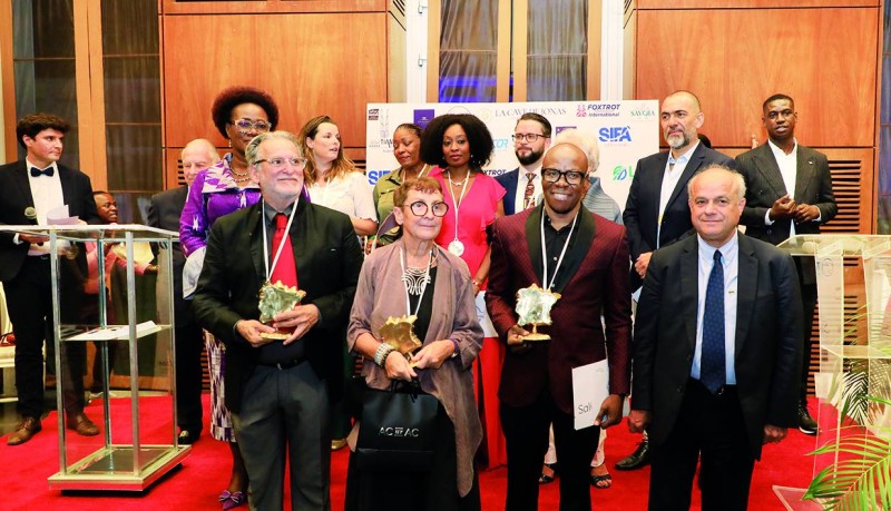 Marie-Odile Gabet (au centre) et les deux autres récipiendaires brandissant fièrement leurs trophées[1]