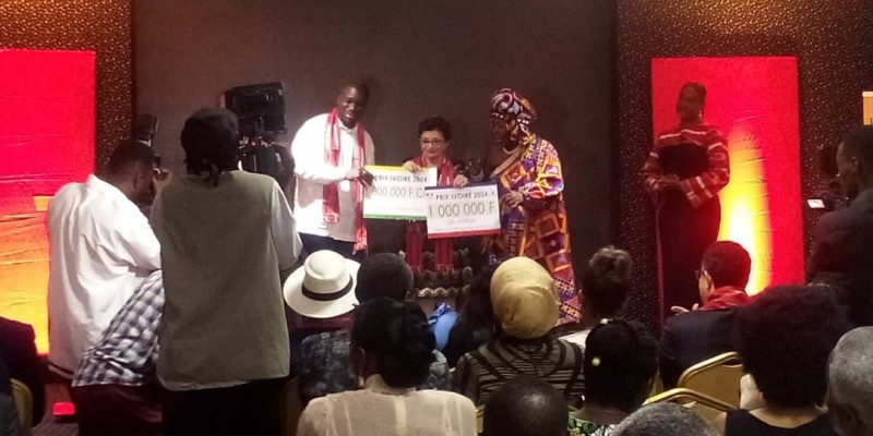 La lauréate du Prix ivoire 2024 heureuse de recevoir son prix (DR)