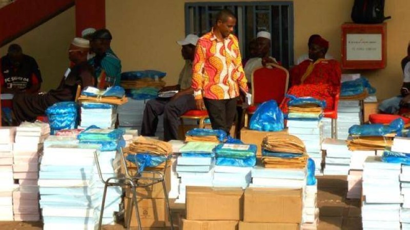 Le gouvernement guinéen démarre l'une des étapes importantes devant mener à la fin de la transition. A Matoto, la plus grande commune de Conakry, le Premier ministre Bah Oury a lancé officiellement le programme national de recensement administratif à vocation d'état civil, le RAVEC. Sur la photo : matériel électoral en mars 2020, à Matoto. C. Valade/RFI 
