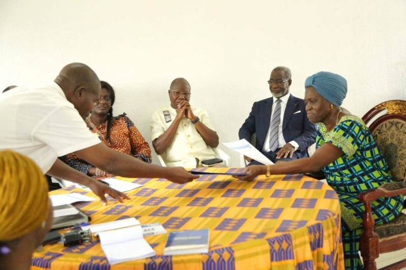 Simone Gbagbo déposant ses dossiers de candidature pour la convention en vue de représenter son parti, le Mgc à l’élection présidentielle d’octobre 2025.