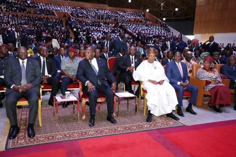 Le Chef de l’État entouré des Vice-Présidents ivoirien et nigérian