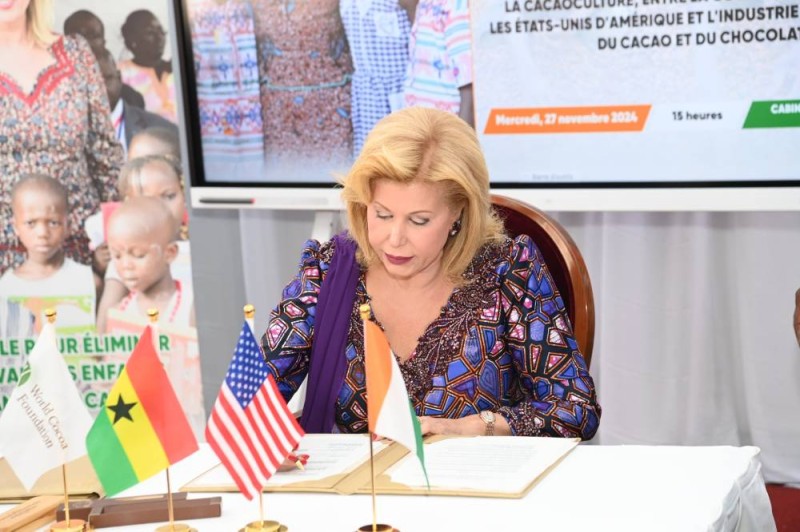 La 1re Dame Dominique Ouattara a signé. (DR)