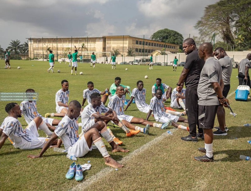 Romaric et ses joueurs en pleine concertation. (Ph: Dr)