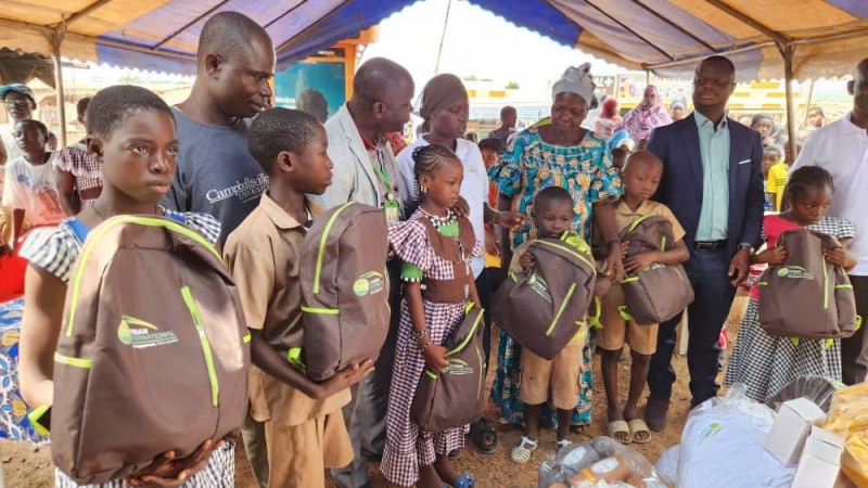 Des élèves de Diboké avec les kits scolaires mis à leur disposition, à la faveur de la caravane initiée par les responsables de la société donatrice. (DR)