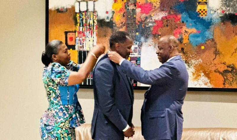 Le ministre des Mines et de l’Énergie (au milieu) fait partie des personnalités décorées. (Photo : Honoré Bosson)
