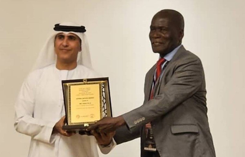 Monsieur Kadé Félix (à droite), recevant son prix.(DR)