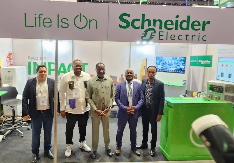 Le ministre Mamadou Sangafowa Coulibaly (au centre) a honoré les responsables locaux de Schneider Electric en visitant leur stand. (Ph: Dr).