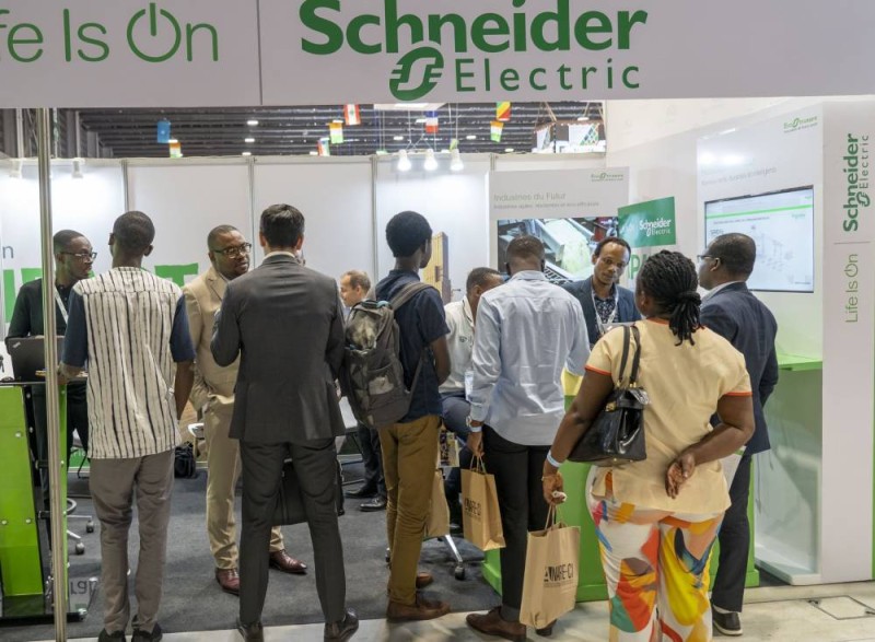 Plusieurs visiteurs du Sirexe 2024 ont été au stand de Schneider Electric. (Ph: Dr)