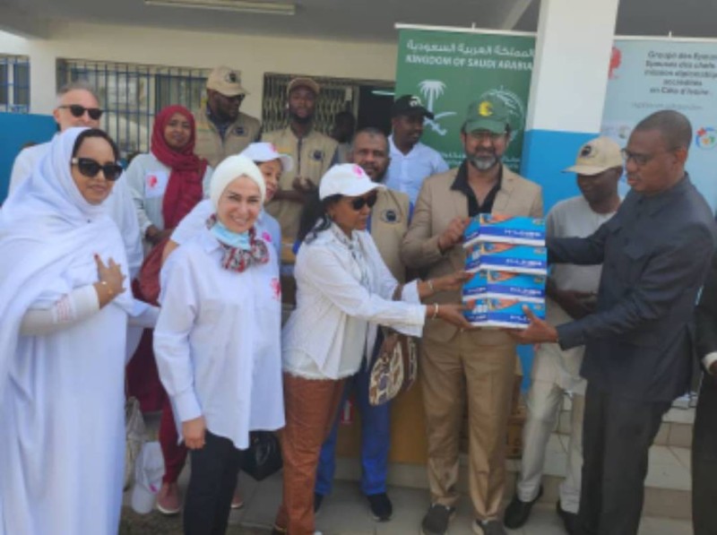 Le Groupe des Épouses et Époux des Chefs de Missions Diplomatiques Accrédités en Côte d’Ivoire (GECMD-CI) a fait un important don aux responsables du Chu