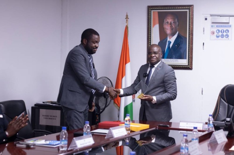 le ministre ivoirien de la transition numérique et de la digitalisation, Kalil Konaté a reçu son prix. (DR)