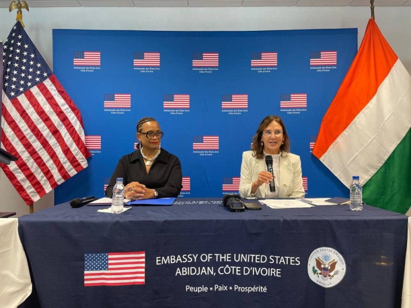 La Représentante spéciale du bureau des affaires commerciales et des entreprises du département d’Etat (à droite) en compagnie de l’ambassadeurs des USA en Côte d’Ivoire, S.E. Mme Jassica Davis Ba. (Ambassade des Etats-Unis)