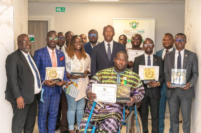 Le ministre Mamadou Touré en compagnie des lauréats. (Ph: Dr)