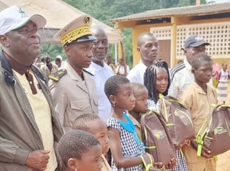 Les écoliers de Sahoua contents de recevoir leurs kits en présence des autorités préfectorales, des enseignants et des responsables de la structure donatrice. (Ph: Dr)