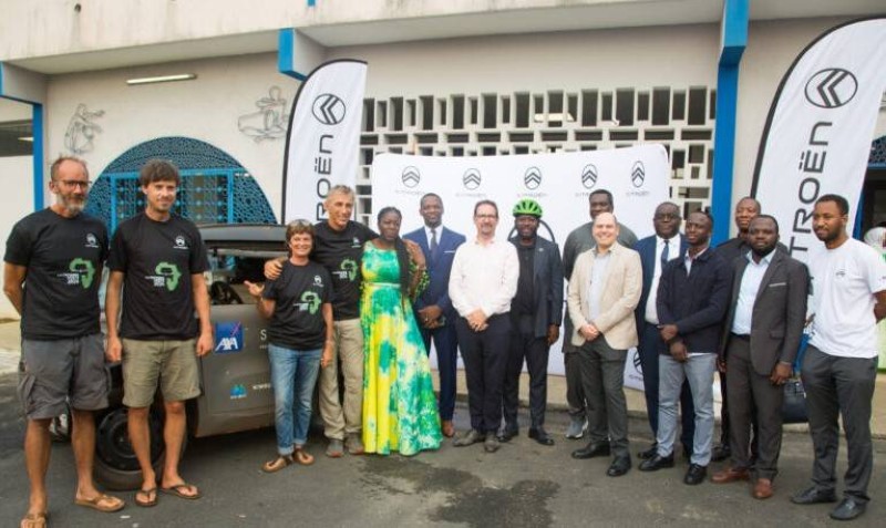 L'équipage de la Croisière Verte avec les responsables de CFAO Mobility, lors de la rencontre avec les étudiants, le 3 décembre 2024 à Cocody