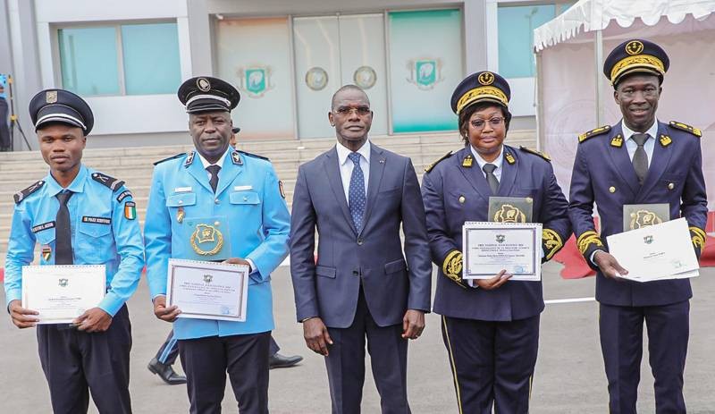 Les lauréats du prix national d’excellence posent avec le ministre de tutelle. (Ph: DGPN)
