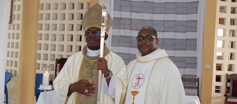Mgr Alain Clément Amiezi et le recteur du séminaire, Sylvain Monespoir. (Ph: Dr)