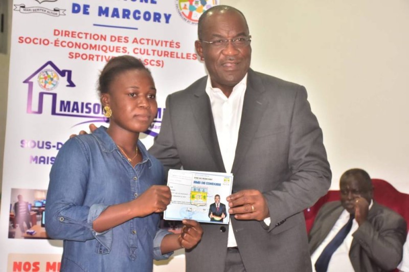 Le premier magistrat de la commune de prodiguer des conseils aux bénéficiaires. (Ph: Dr)