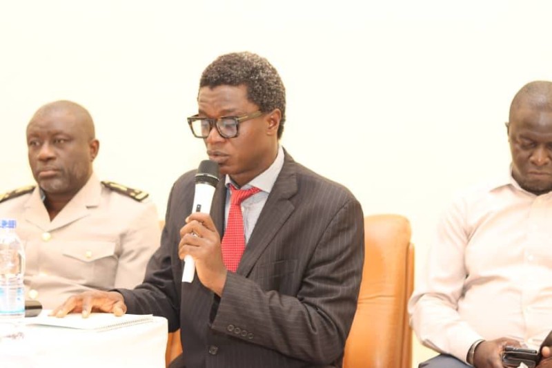 Le directeur régional de l’Autorité de régulation du transport Intérieur (Arti) des régions du Bélier, N’zi, Haut Sassandra, Marahoué du district autonome de Yamoussoukro, Bokoua Sebastien, représentant du Directeur Général de l'Arti , N’zi Assamoua Désiré formé les acteurs des engins à deux et trois roues. (DR)