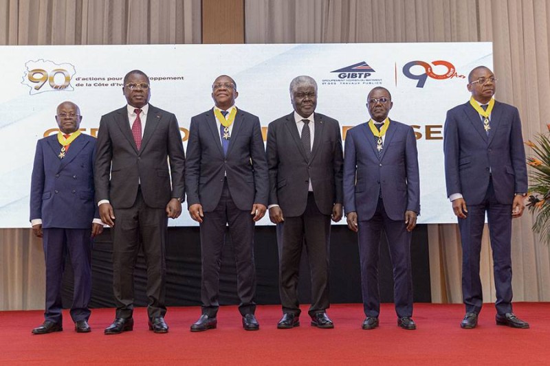Le Premier ministre, ministre des Sports et du cadre de vie, Robert Beugré Mambé récompensé les chefs d'entreprise des BTP. (DR)