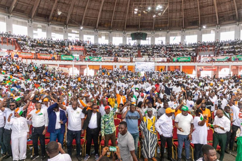 Plusieurs jeunes rendent hommage au Président Alassane Ouattara. (DR)