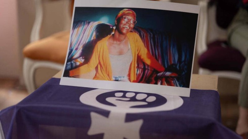  La mort de la jeune étudiante gabonaise Jeannah « Dina » Danys Dinabongho Ibouanga a non seulement provoqué un fort émoi dans son pays d'origine, mais également en Turquie, notamment dans les milieux féministes. Ici, son portrait lors d'une conférence de presse à Istanbul, le 21 juillet 2023. © Eylul Yasar / AFP 