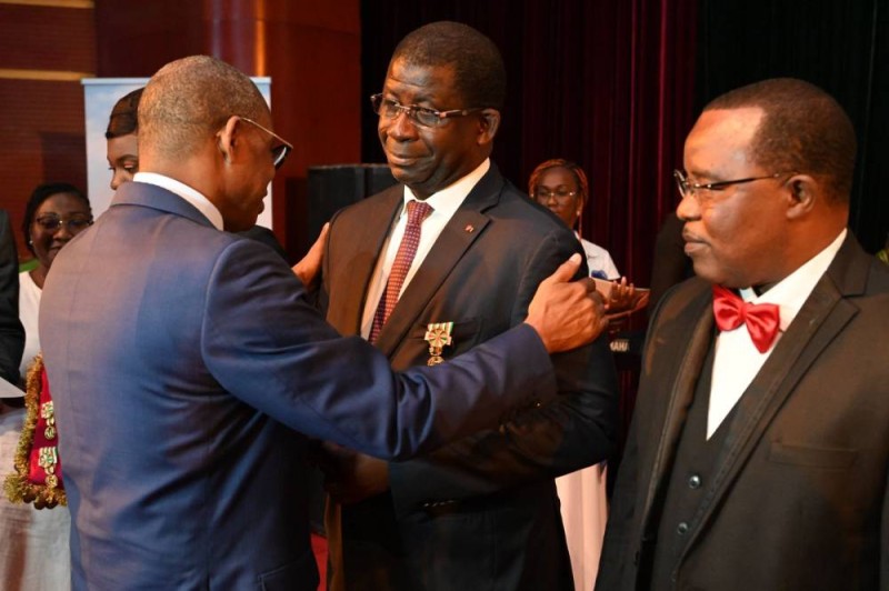 Le directeur général du port recevant sa médaille (DR)