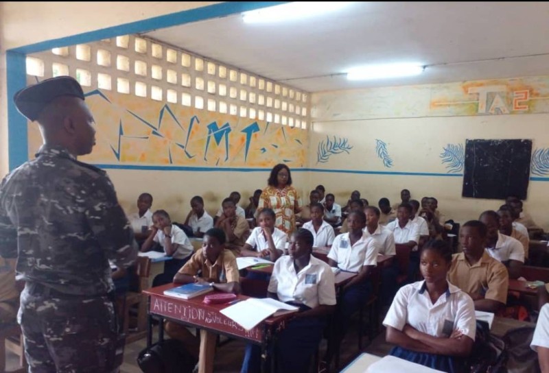 Le commissaire s’adressant aux apprenants de 1e